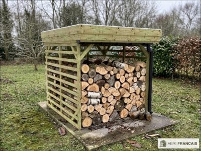 Abri à bûches 2 m × 2,27 m, avec gouttière – mise en situation