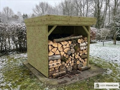 Abri à bûches 2 m × 2,27 m – mise en situation