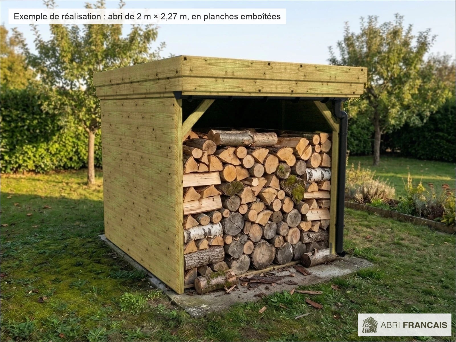 Abri à bûches 2 m × 2,27 m, adossé, avec gouttière – mise en situation