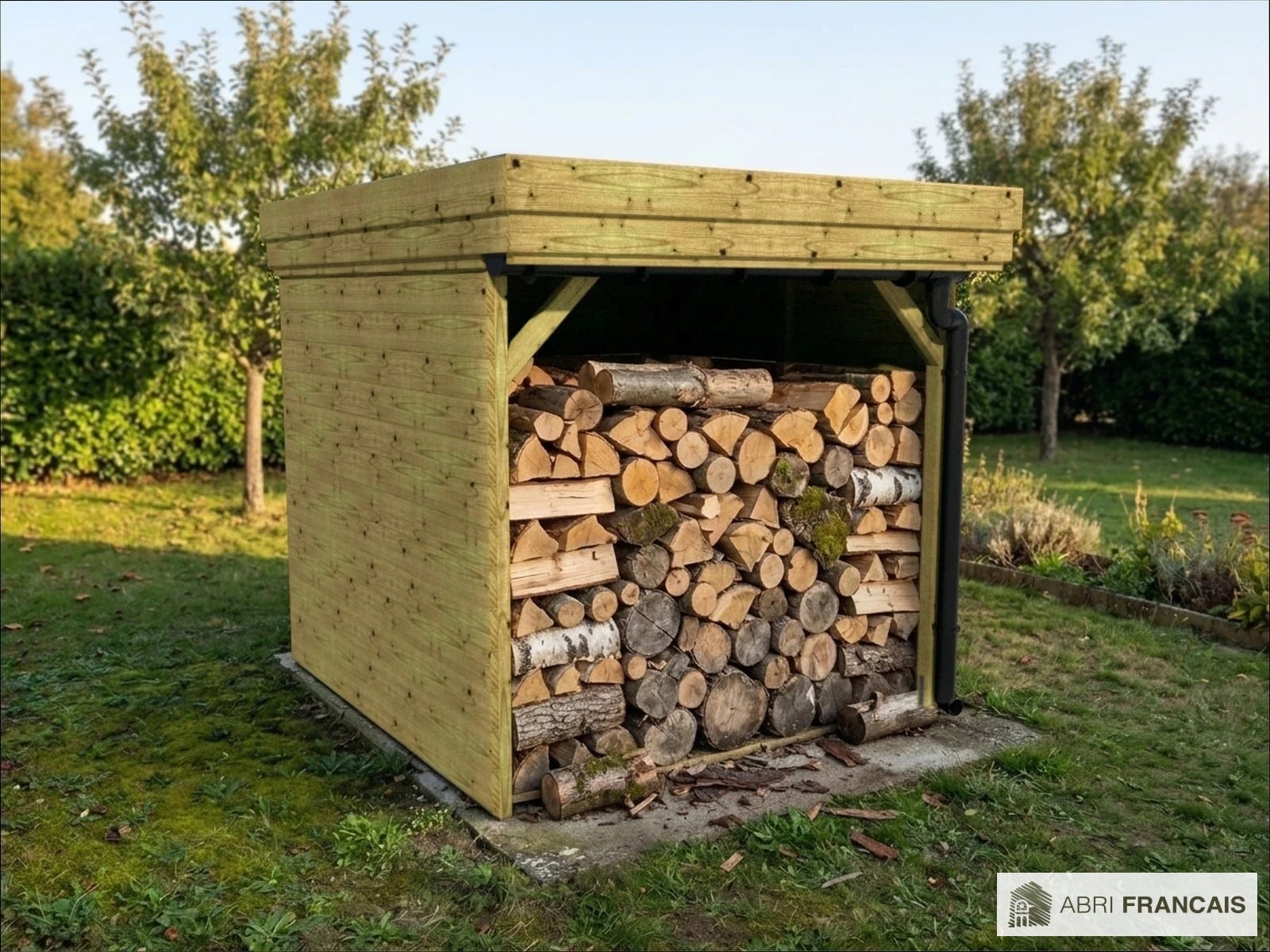 Abri à bûches 2 m × 2,27 m, avec gouttière – mise en situation