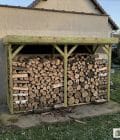 Abri à bûches 3 m × 1,30 m, adossé – mise en situation