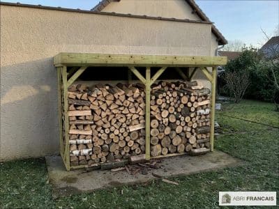 Abri à bûches 3 m × 1,30 m, adossé – mise en situation