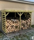 Abri à bûches 3 m × 1,30 m, adossé – mise en situation