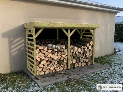 Abri à bûches 3 m × 1,30 m, adossé – mise en situation
