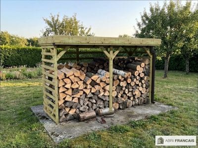 Abri à bûches 3 m × 1,30 m, avec gouttière – mise en situation