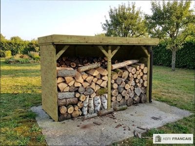 Abri à bûches 3 m × 1,30 m, avec gouttière – mise en situation