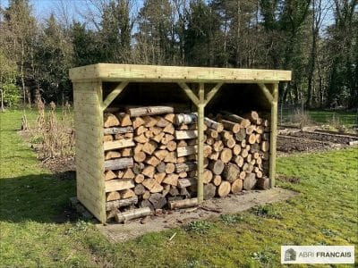 Abri à bûches 3 m × 1,30 m – mise en situation