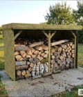 Abri à bûches 3 m × 1,30 m, avec gouttière – mise en situation