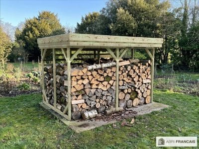 Abri à bûches 3 m × 2,27 m – mise en situation