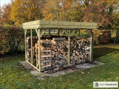 Abri à bûches 3 m × 2,27 m, avec gouttière – mise en situation