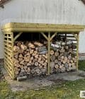 Abri à bûches 3 m × 2,27 m, adossé – mise en situation