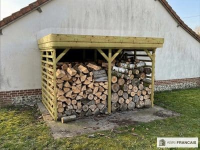 Abri à bûches 3 m × 2,27 m, adossé – mise en situation
