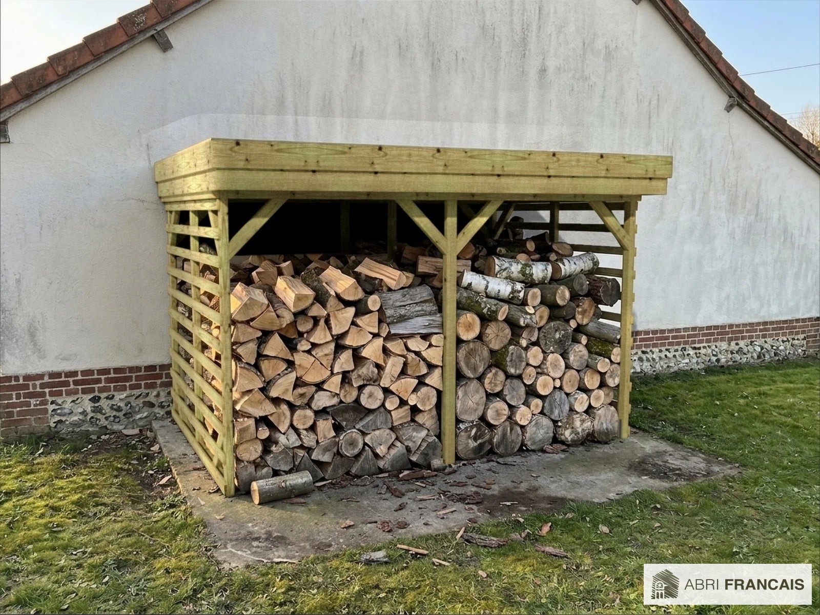 Abri à bûches 3 m × 2,27 m, adossé – mise en situation