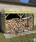 Abri à bûches 3 m × 2,27 m, adossé, avec gouttière – mise en situation