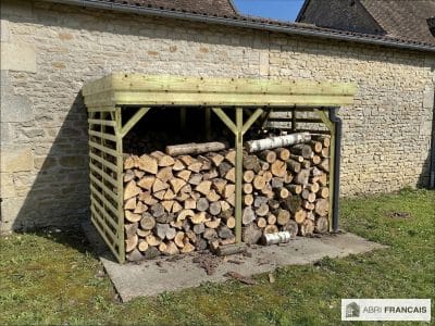 Abri à bûches 3 m × 2,27 m, adossé, avec gouttière – mise en situation