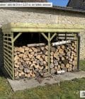 Abri à bûches 3 m × 2,27 m, avec gouttière – mise en situation