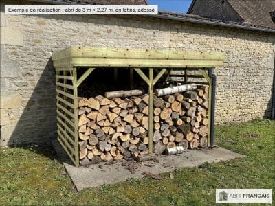 Abri à bûches 3 m × 2,27 m, avec gouttière – mise en situation