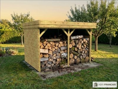 Abri à bûches 3 m × 2,27 m – mise en situation