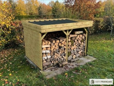 Abri à bûches 3 m × 2,27 m, avec gouttière – mise en situation