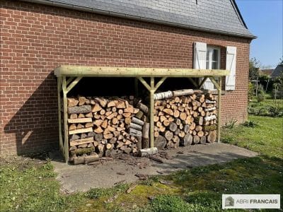 Abri à bûches 4 m × 1,30 m, adossé – mise en situation