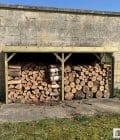 Abri à bûches 4 m × 1,30 m, adossé, avec gouttière – mise en situation