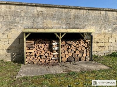 Abri à bûches 4 m × 1,30 m, adossé, avec gouttière – mise en situation