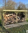 Abri à bûches 4 m × 1,30 m – mise en situation