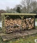 Abri à bûches 4 m × 1,30 m, avec gouttière – mise en situation