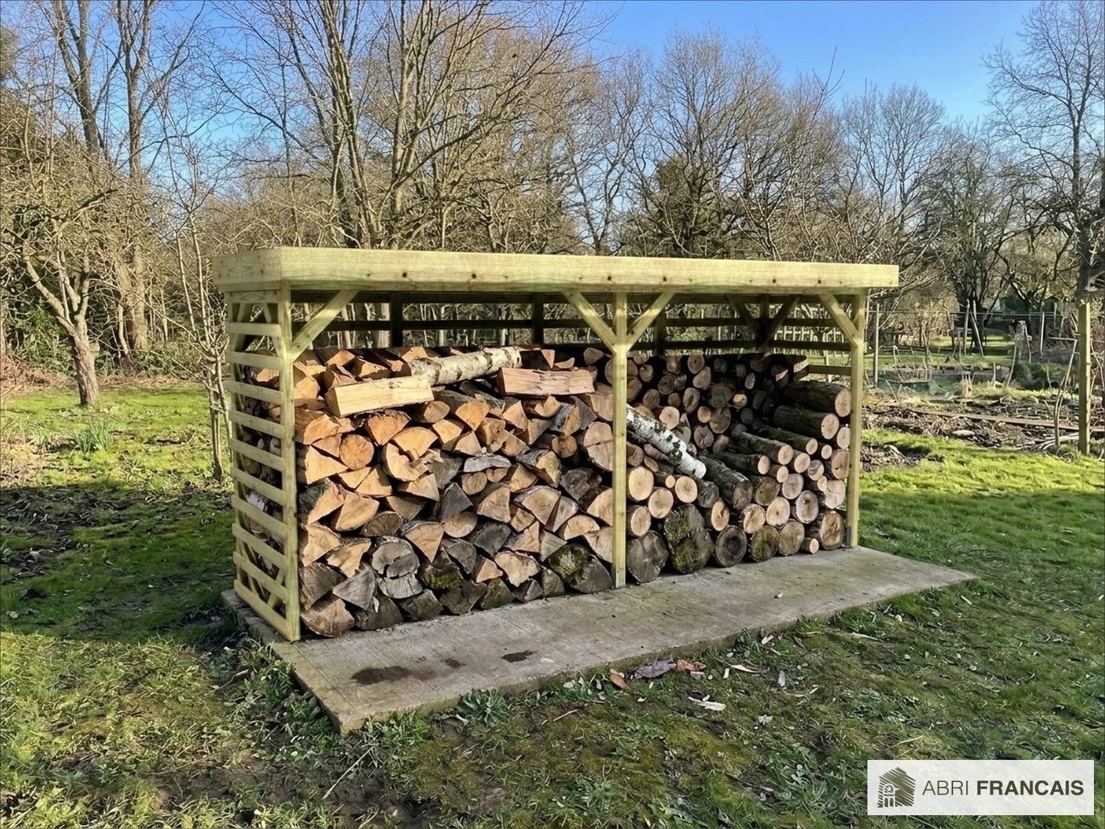 Abri à bûches 4 m × 1,30 m – mise en situation