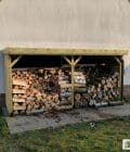 Abri à bûches 4 m × 1,30 m, adossé, avec gouttière – mise en situation