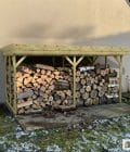 Abri à bûches 4 m × 2,27 m, adossé – mise en situation