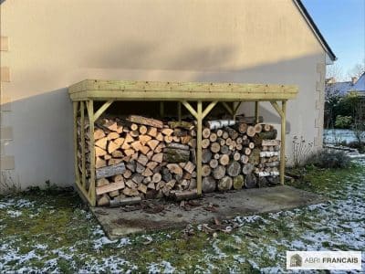 Abri à bûches 4 m × 2,27 m, adossé – mise en situation