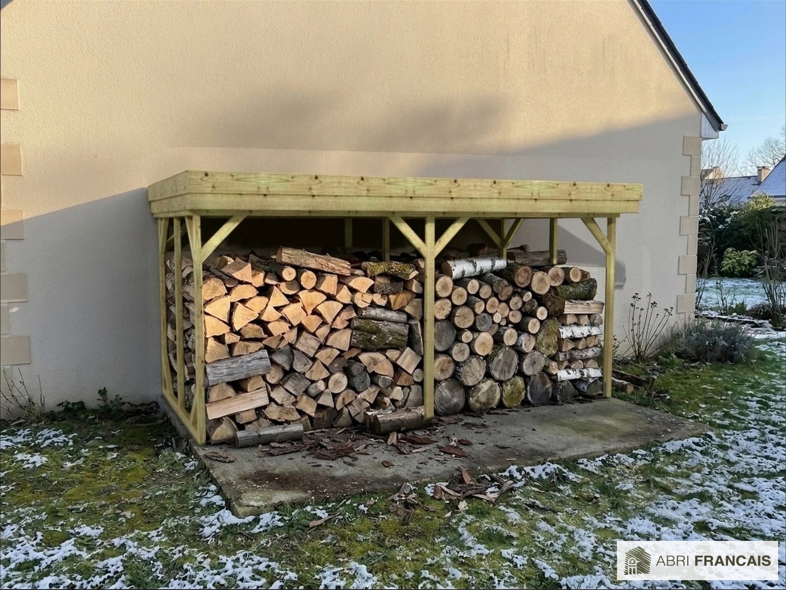Abri à bûches 4 m × 2,27 m, adossé – mise en situation