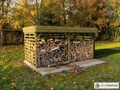 Abri à bûches 4 m × 2,27 m, avec gouttière – mise en situation