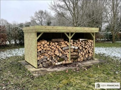 Abri à bûches 4 m × 2,27 m – mise en situation