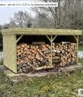 Abri à bûches 4 m × 2,27 m, adossé – mise en situation