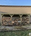 Abri à bûches 5 m × 1,30 m, adossé – mise en situation