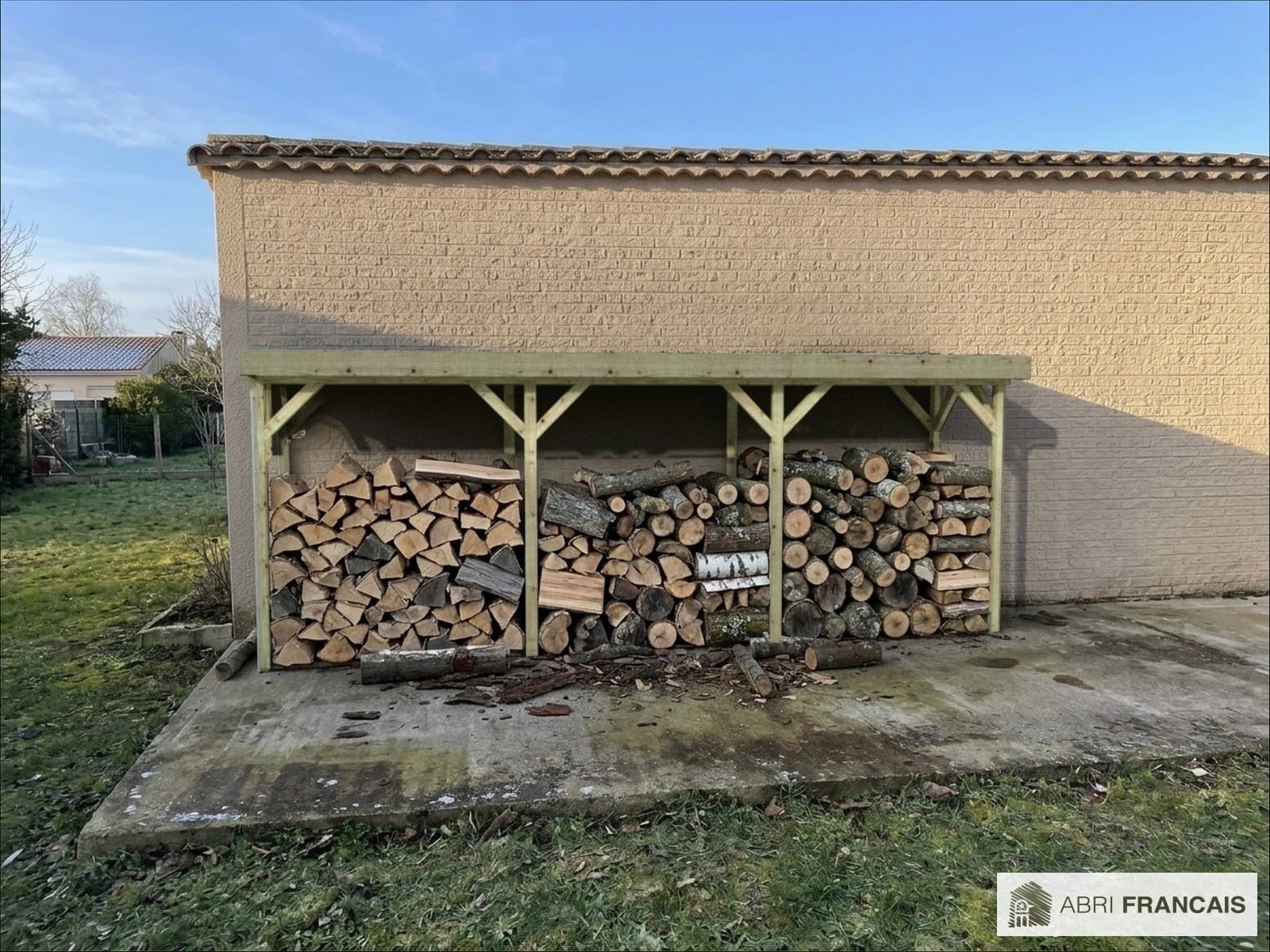 Abri à bûches 5 m × 1,30 m, adossé – mise en situation