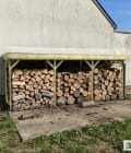 Abri à bûches 5 m × 1,30 m, adossé, avec gouttière – mise en situation