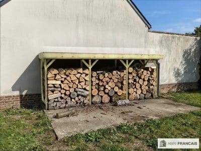Abri à bûches 5 m × 1,30 m, adossé, avec gouttière – mise en situation