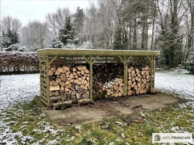 Abri à bûches 5 m × 1,30 m – mise en situation