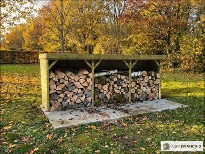 Abri à bûches 5 m × 1,30 m – mise en situation