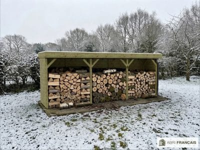 Abri à bûches 5 m × 1,30 m, avec gouttière – mise en situation