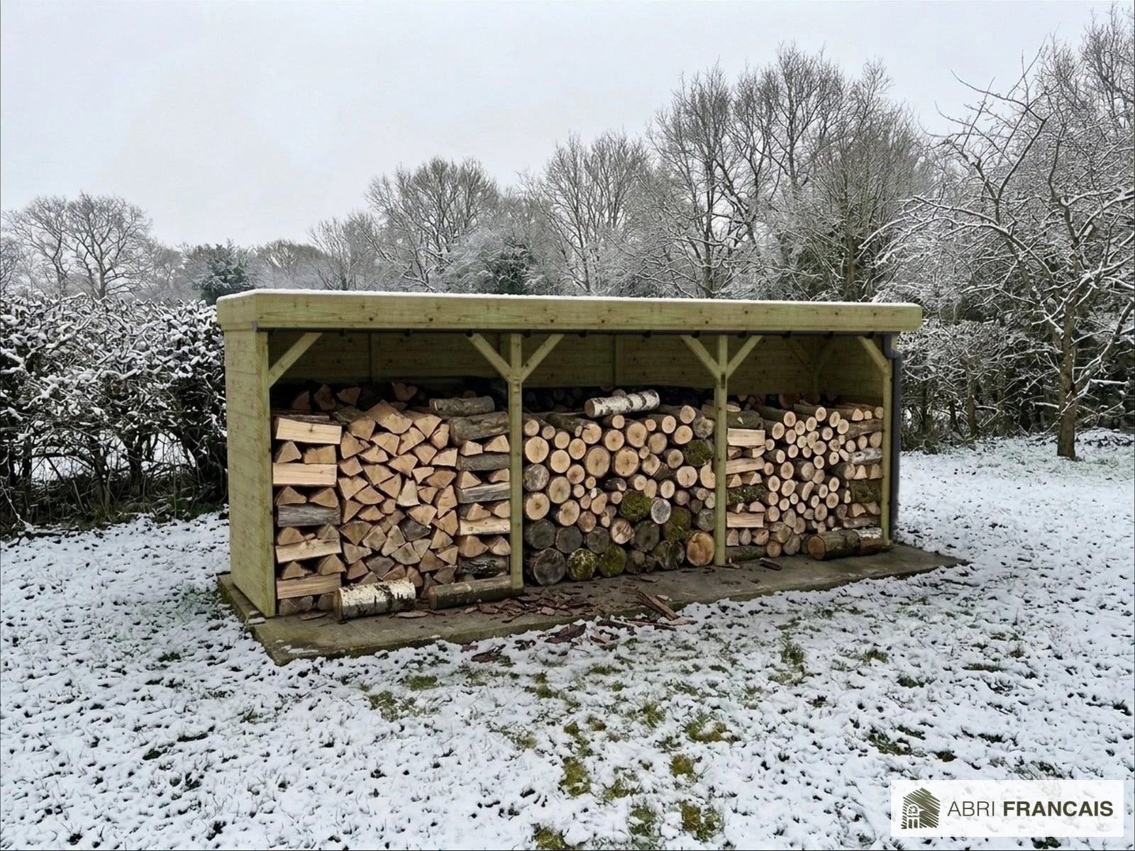 Abri à bûches 5 m × 1,30 m, avec gouttière – mise en situation