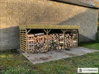 Abri à bûches 5 m × 2,27 m, adossé, avec gouttière – mise en situation