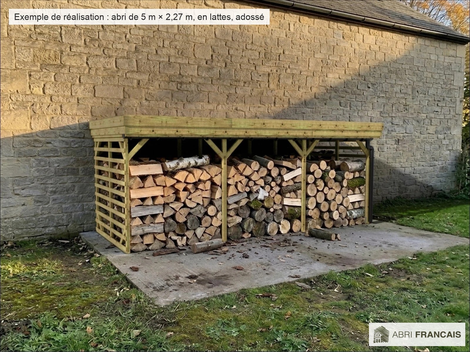Abri à bûches 5 m × 2,27 m, avec gouttière – mise en situation