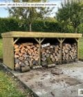 Abri à bûches 5 m × 2,27 m, adossé – mise en situation
