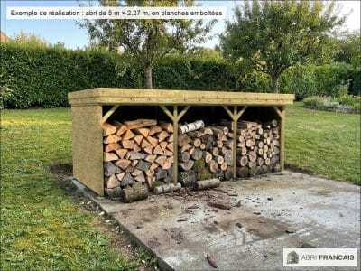 Abri à bûches 5 m × 2,27 m, adossé – mise en situation